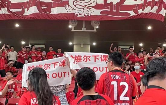意大利杯比赛中，弗洛西诺内4-0大胜那不勒斯，历史性地晋级四分之一决赛。